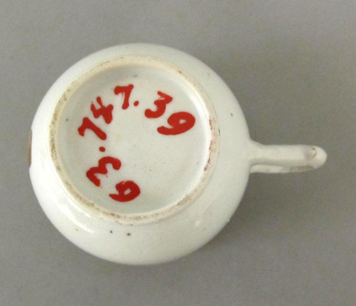1963.0747.039 Porcelain coffee cup underside