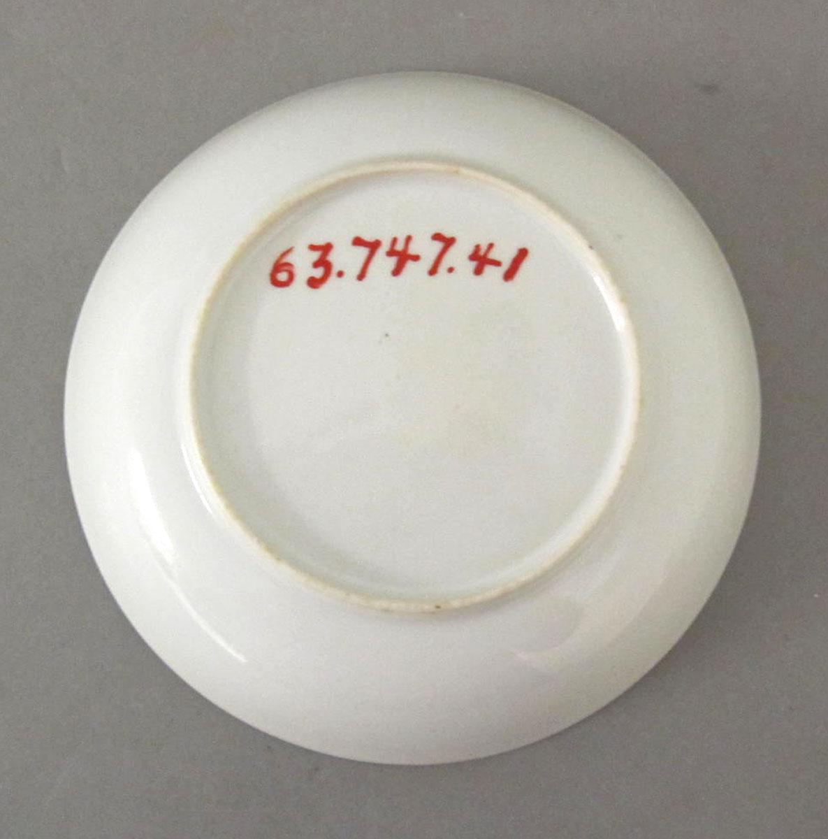 1963.0747.041 Porcelain saucer underside