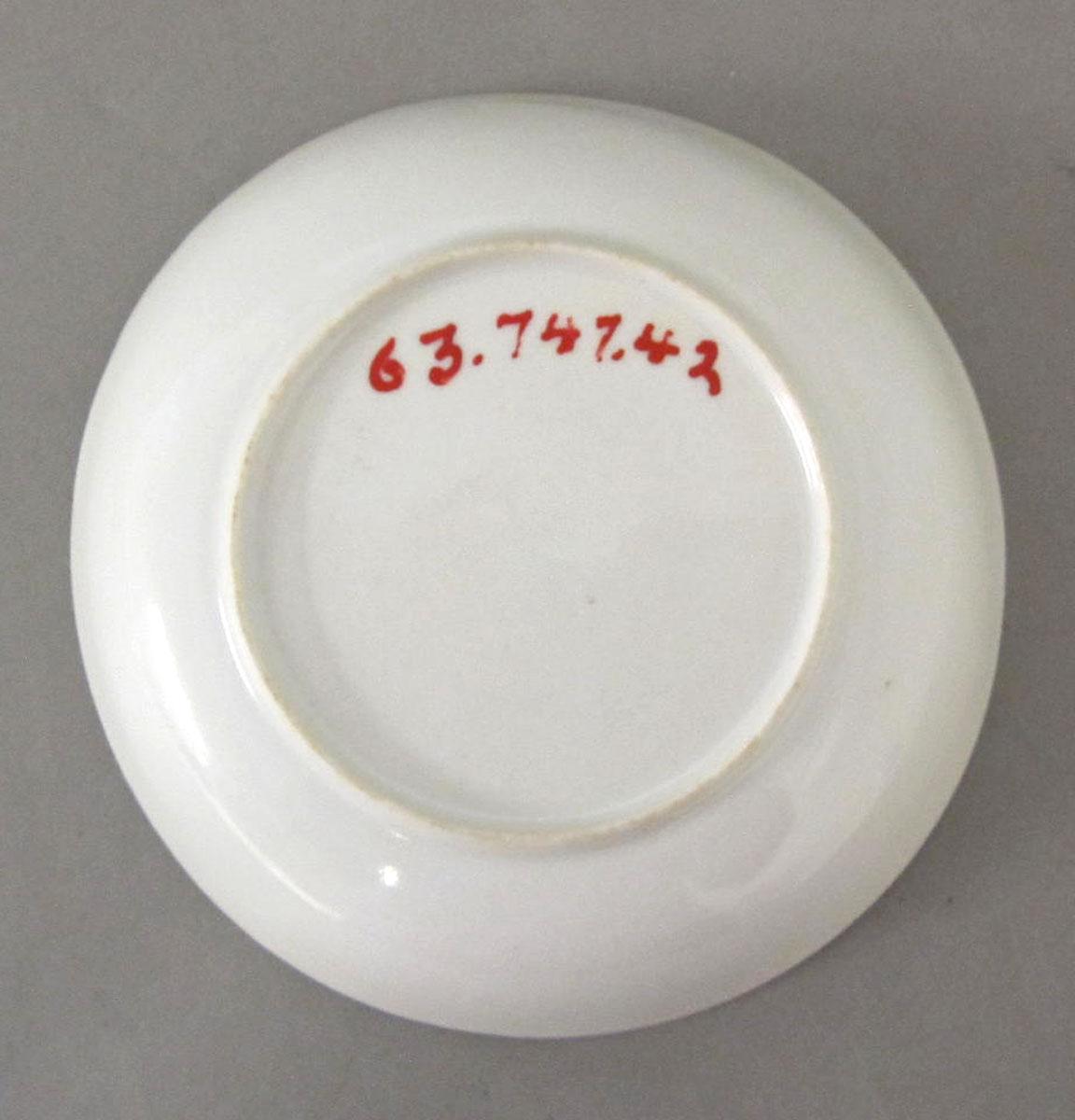 1963.0747.042 Porcelain saucer underside