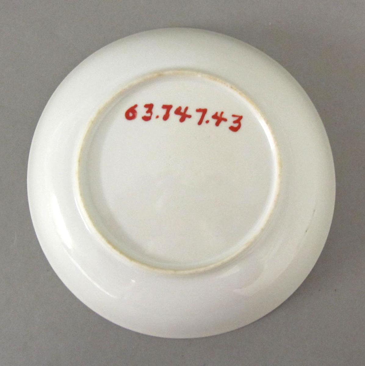1963.0747.043 Porcelain saucer underside