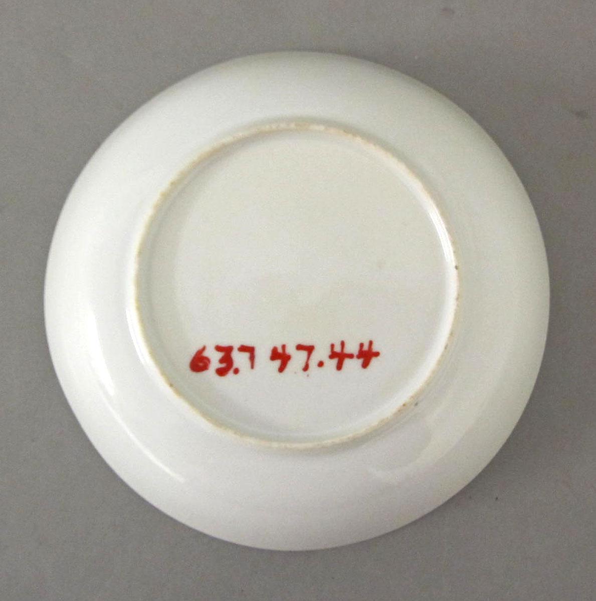 1963.0747.044 Porcelain saucer underside