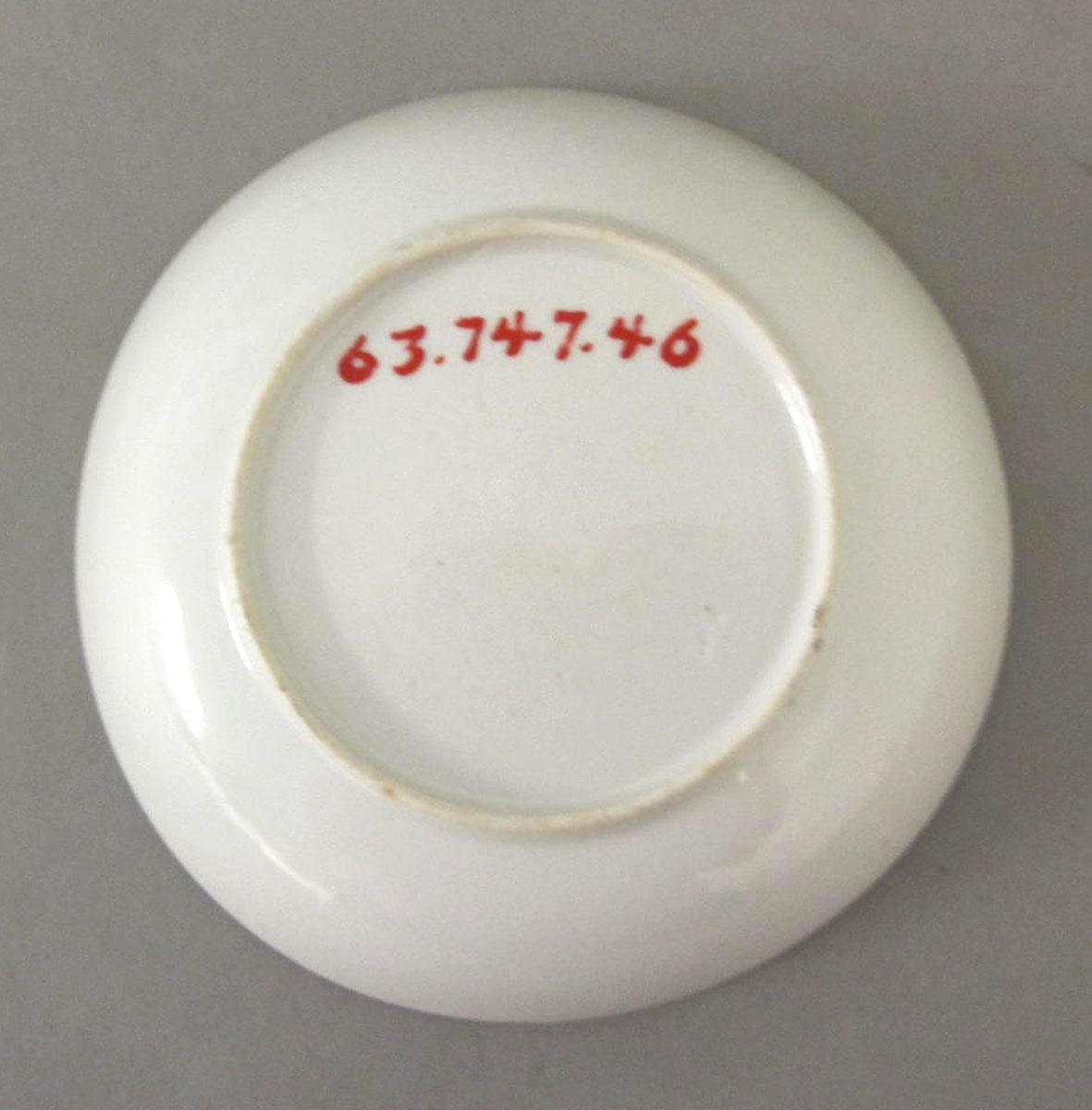 1963.0747.046 Porcelain saucer underside