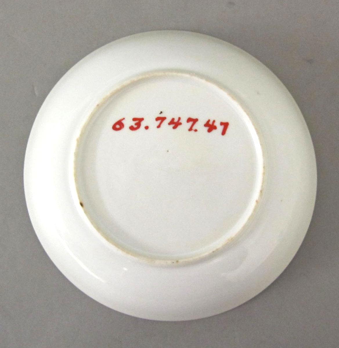 1963.0747.047 Porcelain saucer underside