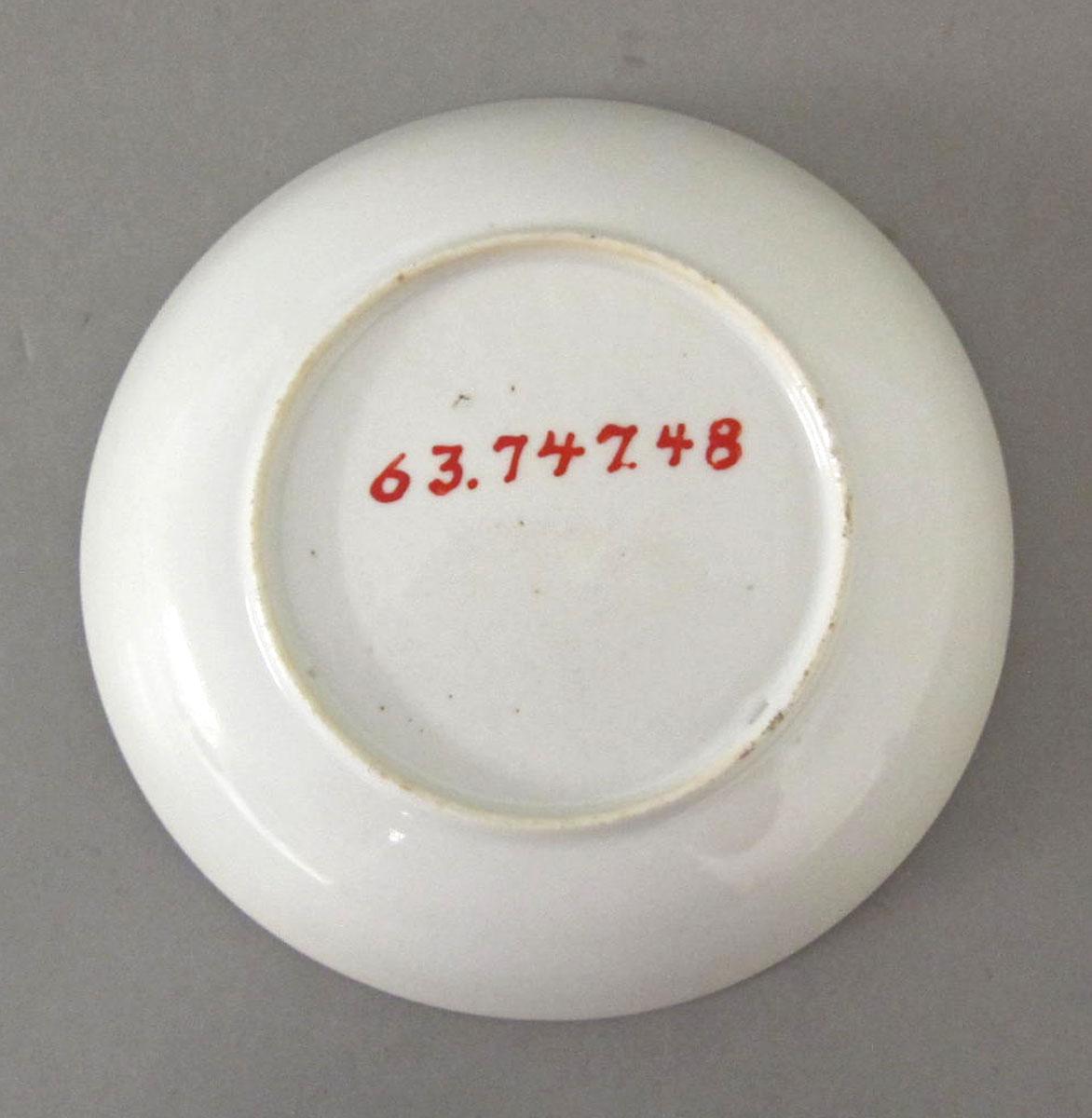 1963.0747.048 Porcelain saucer underside