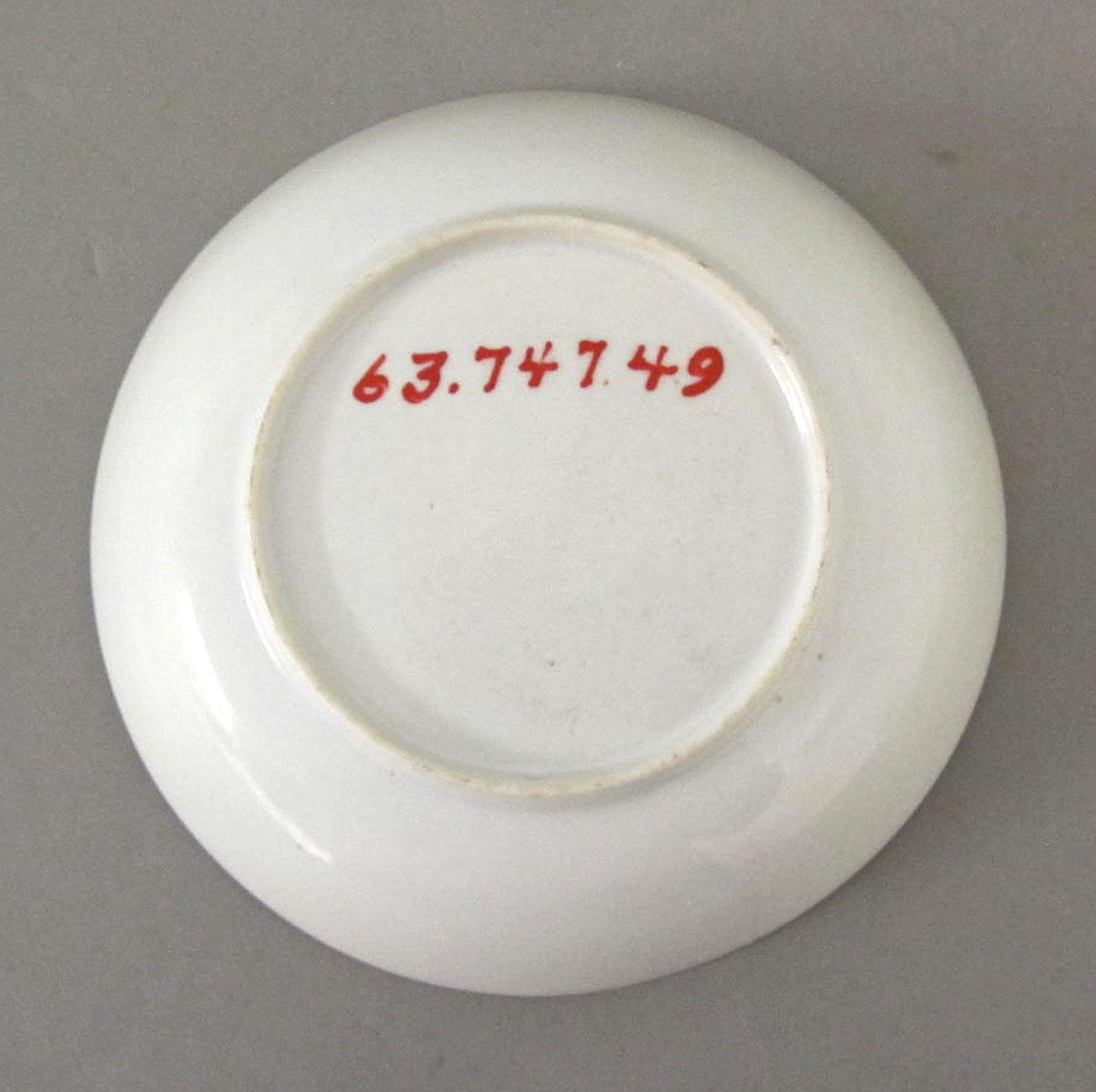 1963.0747.049 Porcelain saucer underside