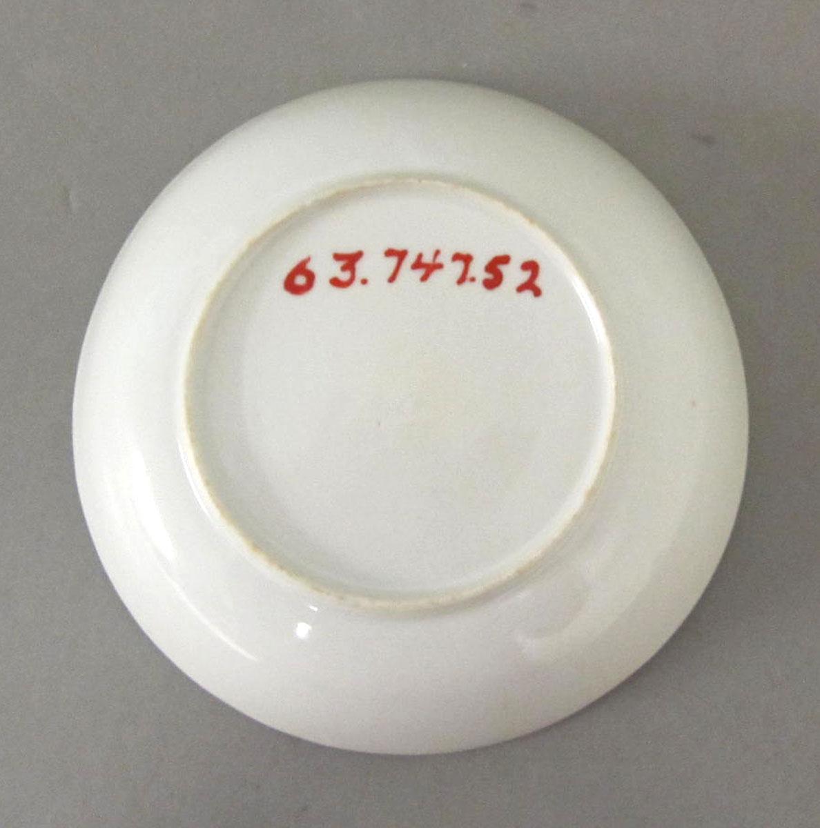 1963.0747.052 Porcelain saucer underside