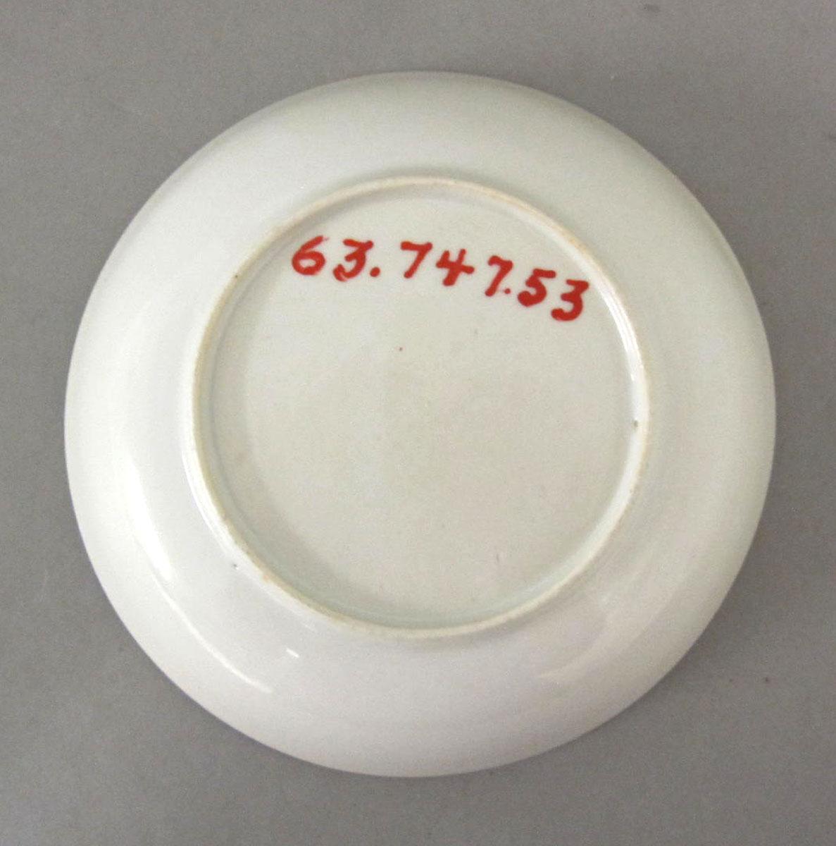 1963.0747.053 Porcelain saucer underside
