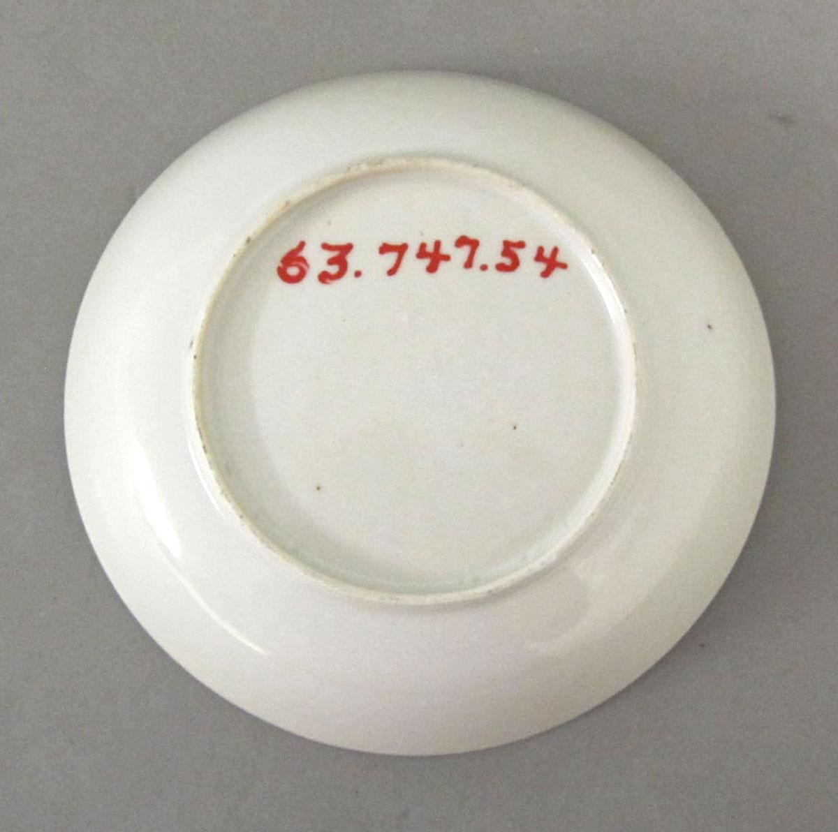 1963.0747.054 Porcelain saucer underside