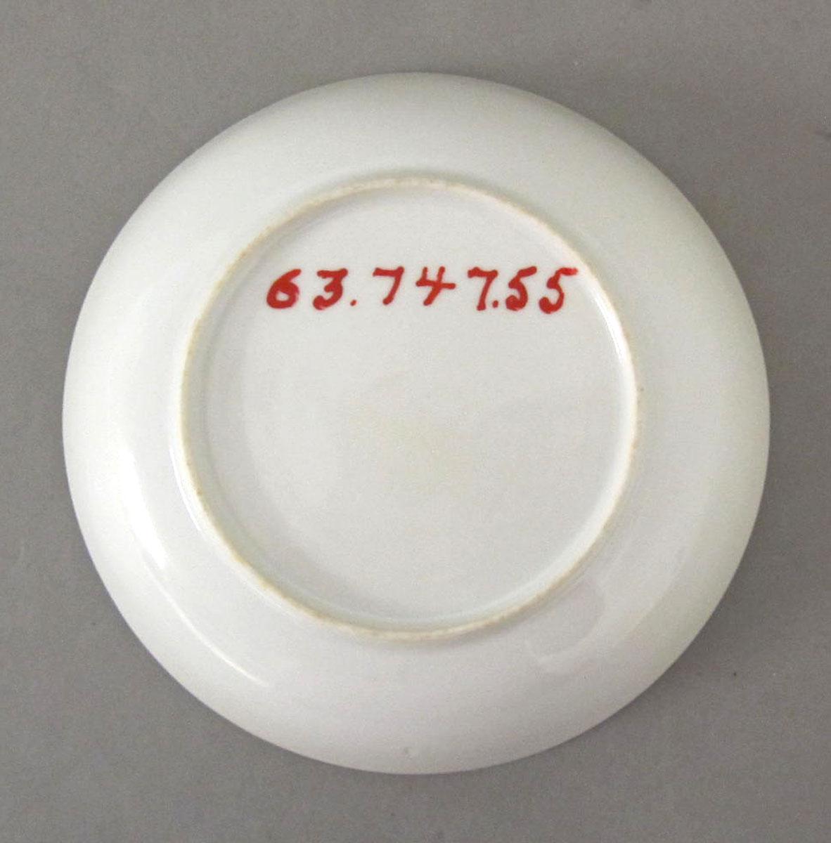 1963.0747.055 Porcelain saucer underside