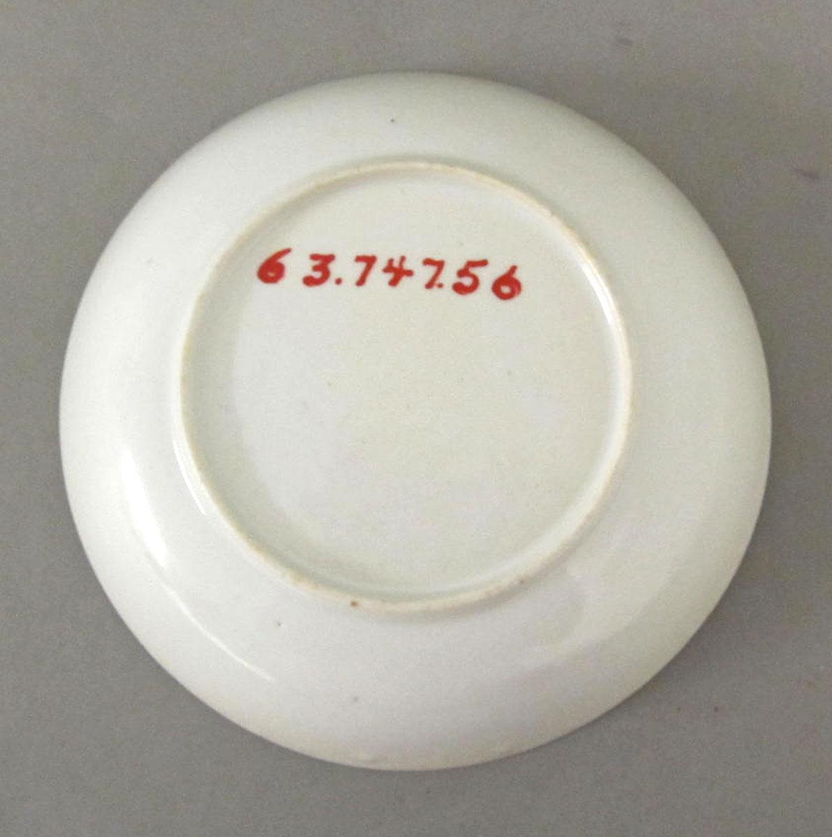 1963.0747.056 Porcelain saucer underside