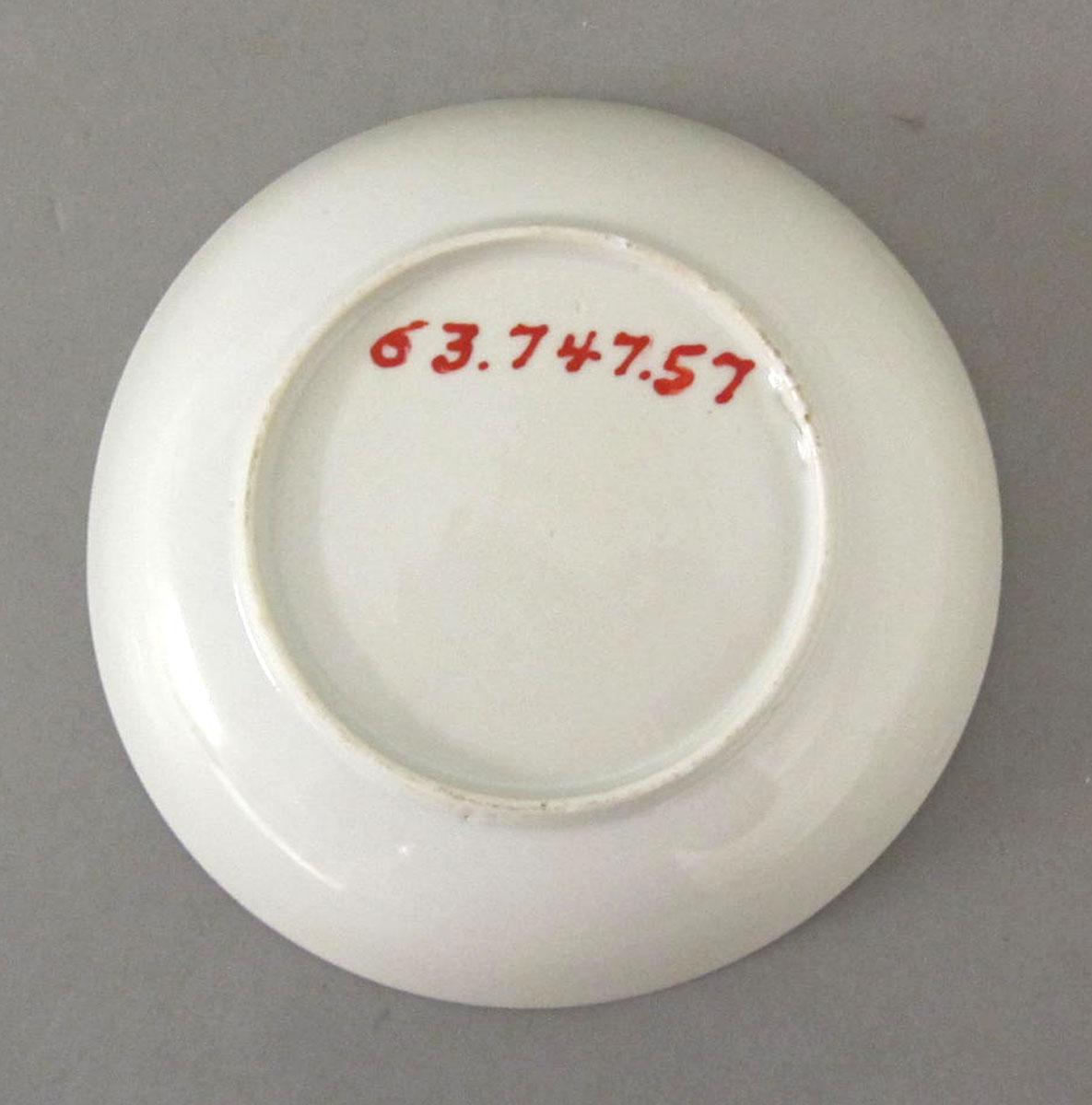 1963.0747.057 Porcelain saucer underside