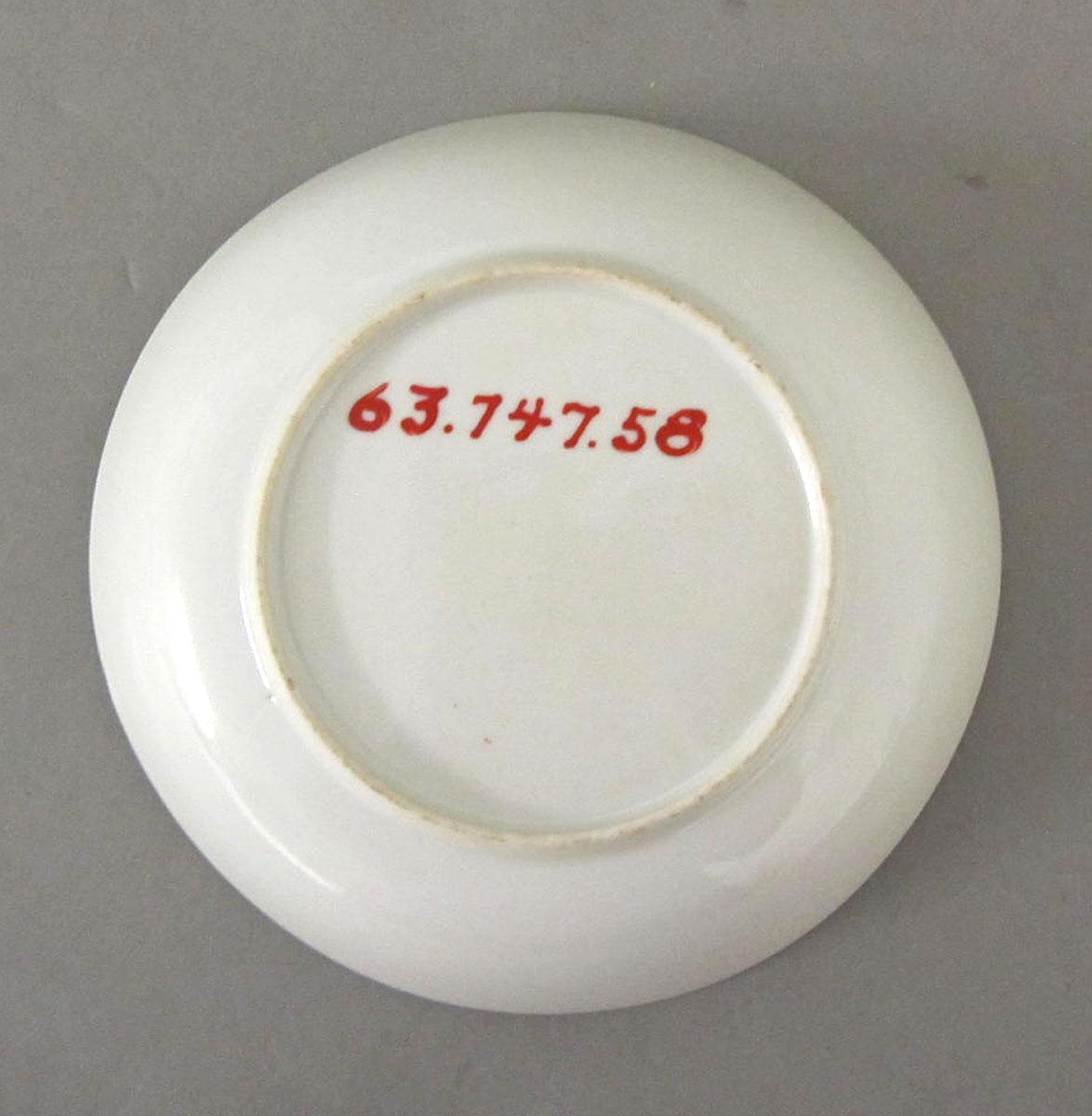 1963.0747.058 Porcelain saucer underside