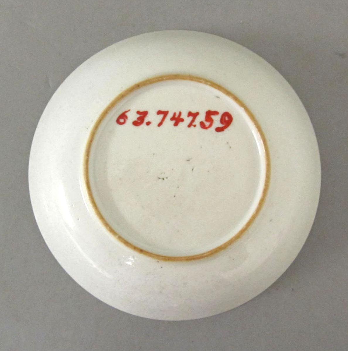 1963.0747.059 Porcelain saucer underside