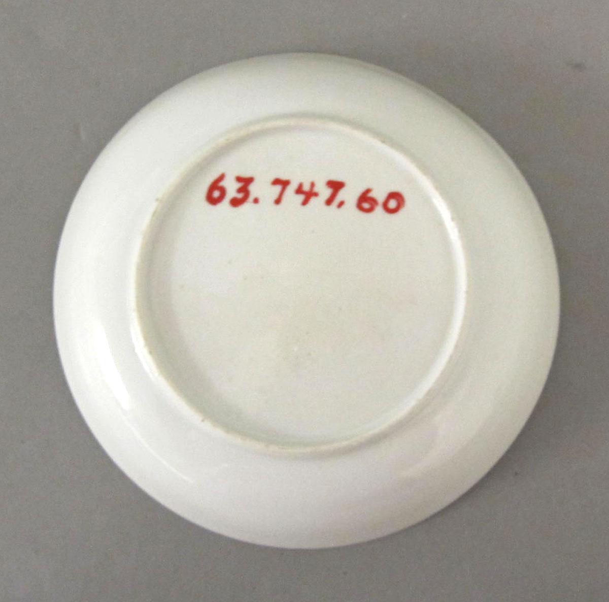 1963.0747.060 Porcelain saucer underside