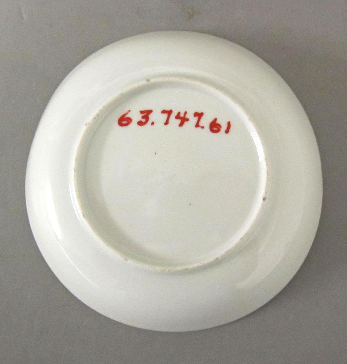 1963.0747.061 Porcelain saucer underside