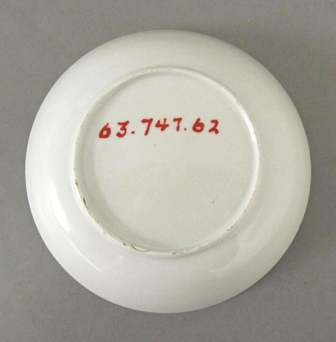 1963.0747.062 Porcelain saucer underside