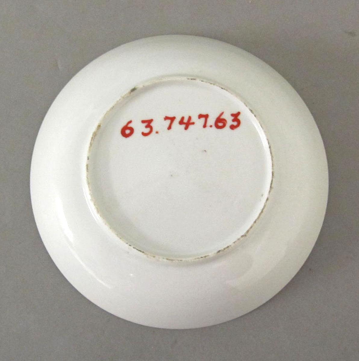 1963.0747.063 Porcelain saucer underside