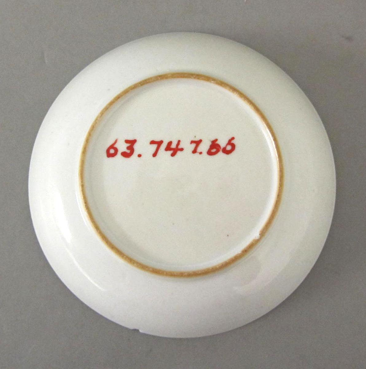 1963.0747.066 Porcelain saucer underside