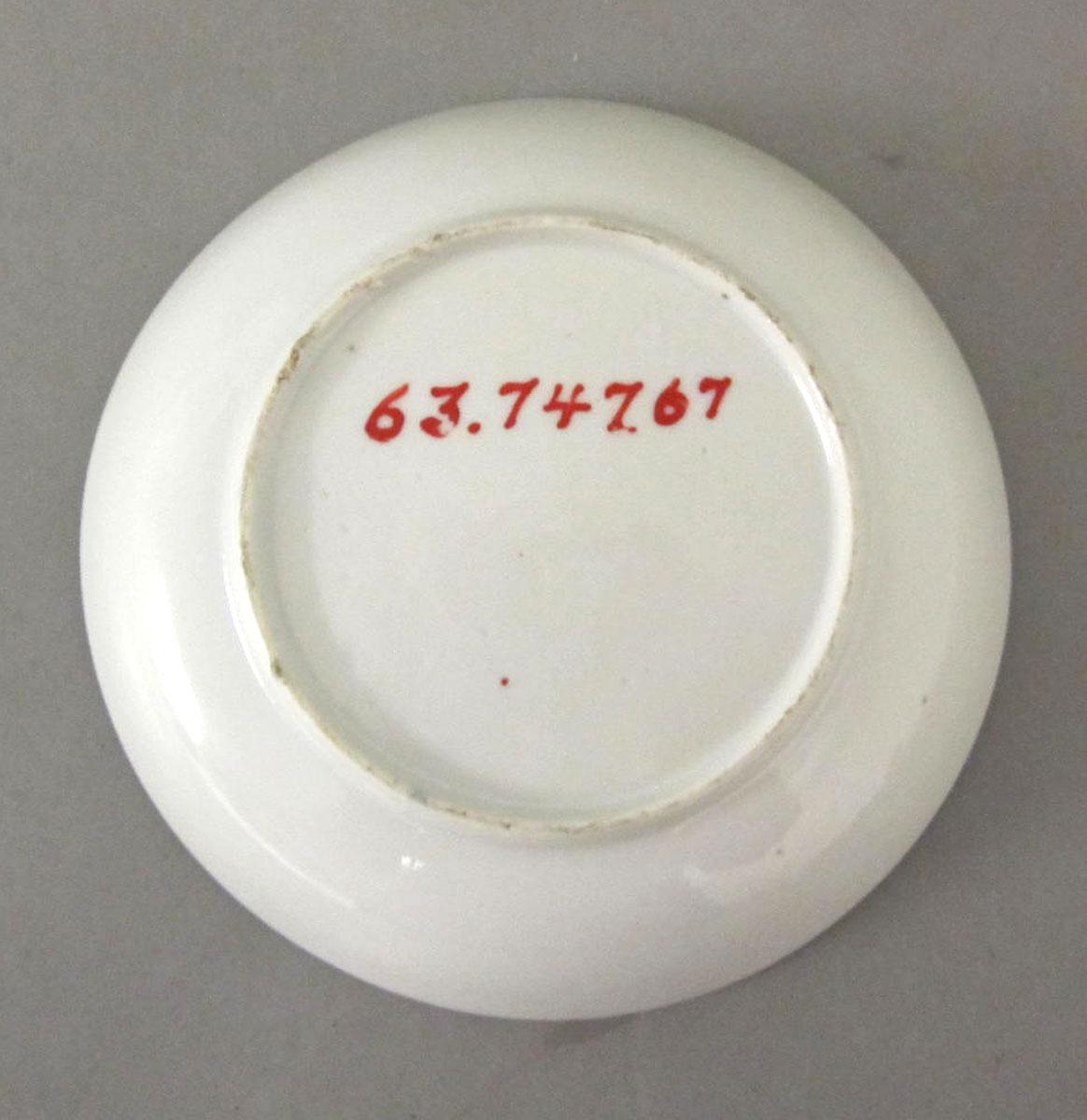 1963.0747.067 Porcelain saucer underside