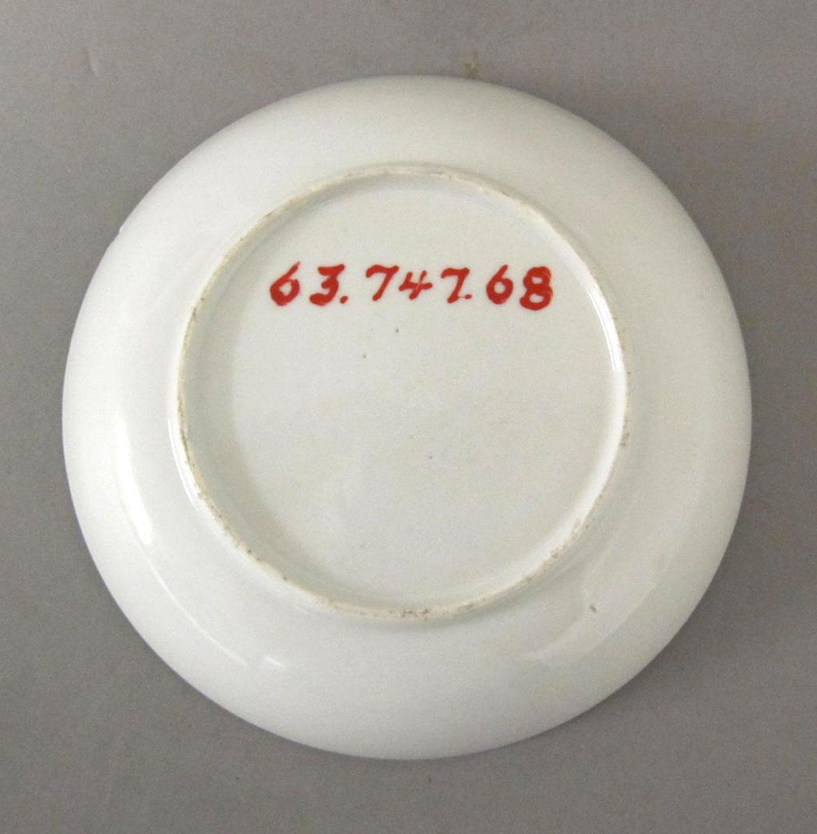 1963.0747.068 Porcelain saucer underside