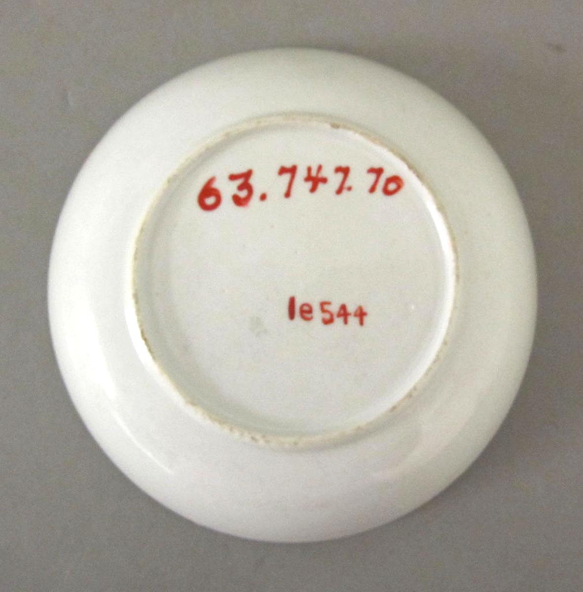 1963.0747.070 Porcelain saucer underside