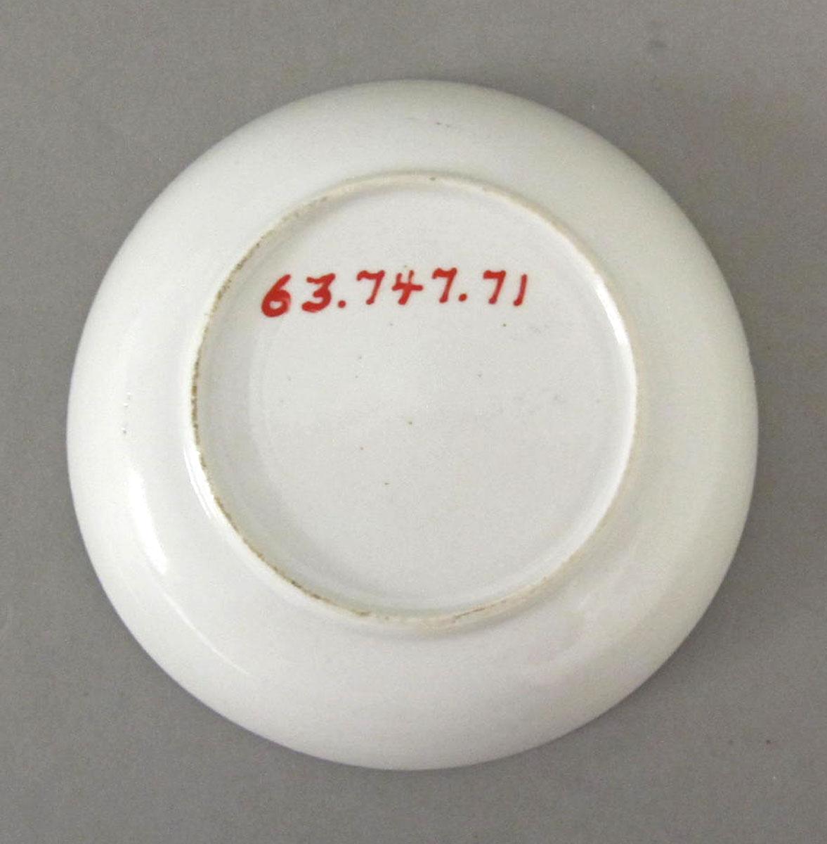 1963.0747.071 Porcelain saucer underside