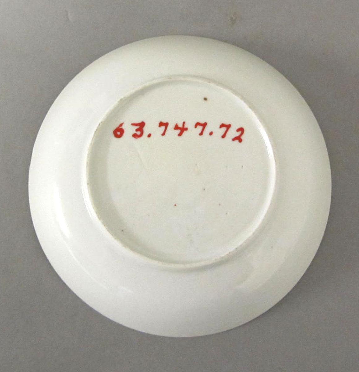 1963.0747.072 Porcelain saucer underside