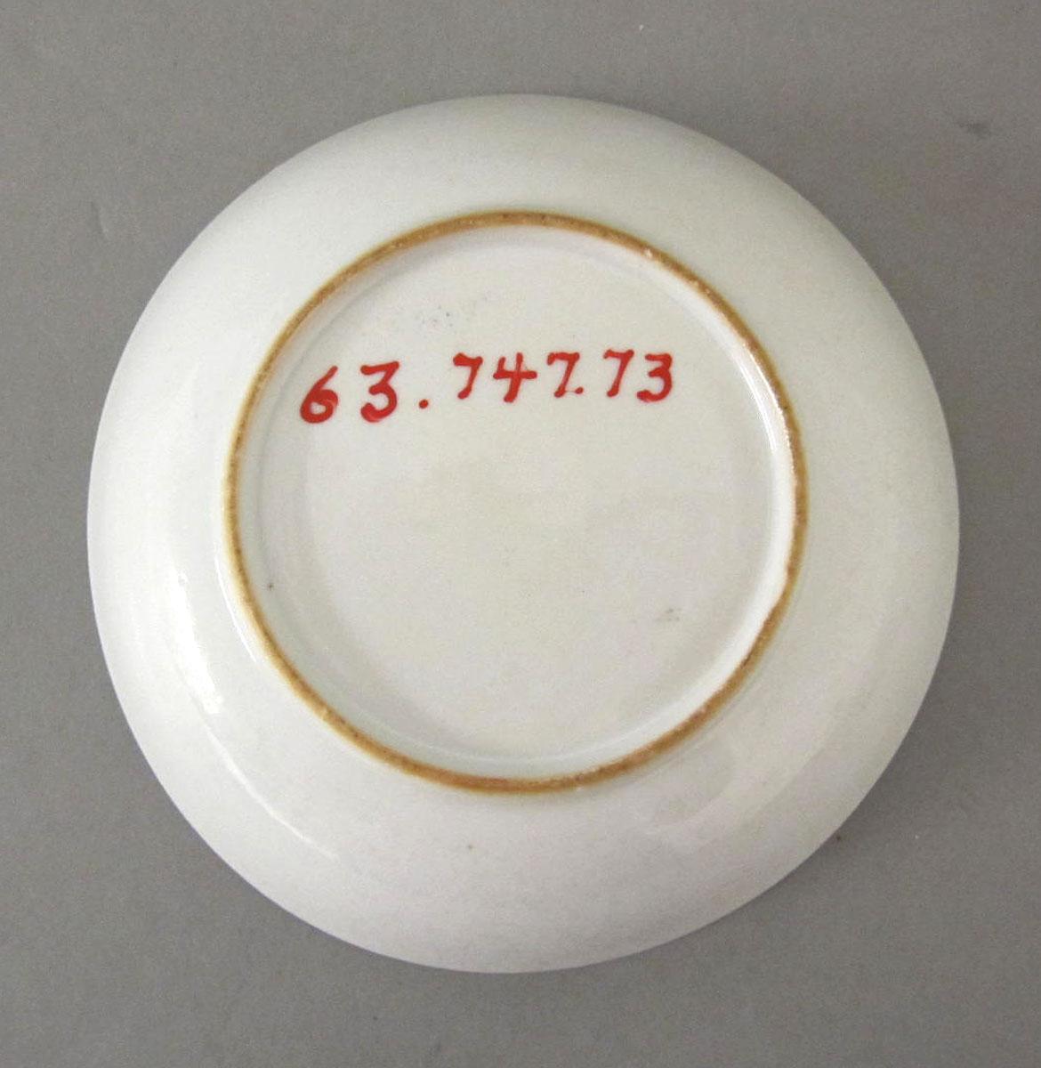 1963.0747.073 Porcelain saucer underside