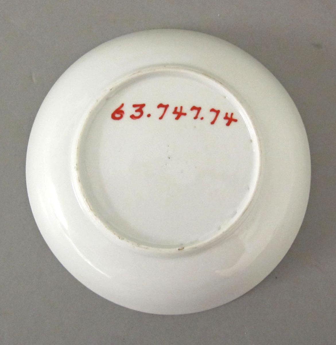 1963.0747.074 Porcelain saucer underside