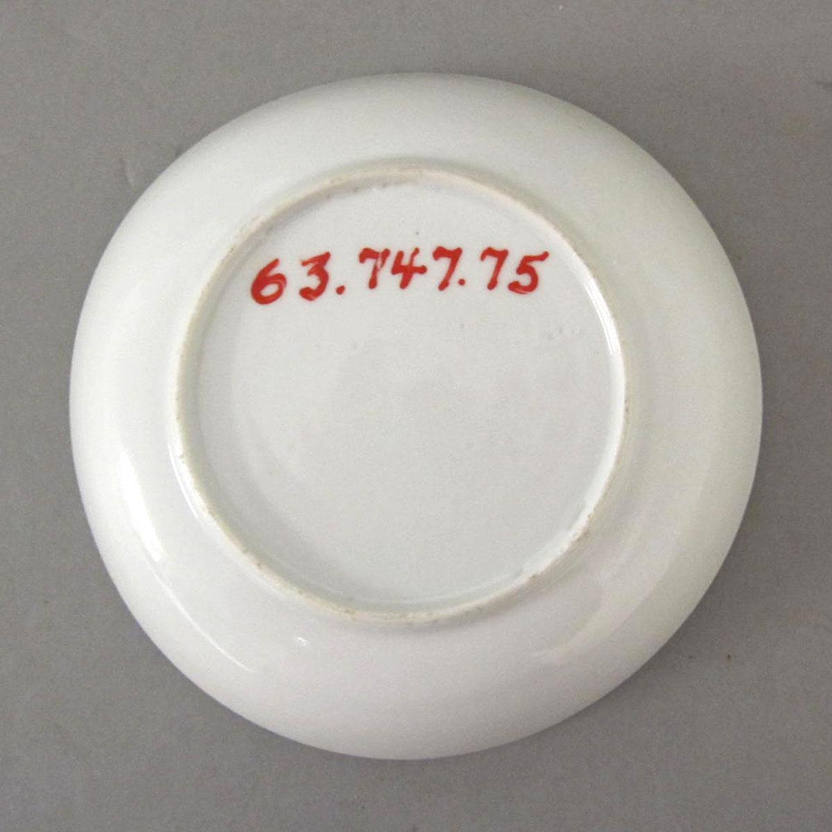 1963.0747.075 Porcelain saucer underside