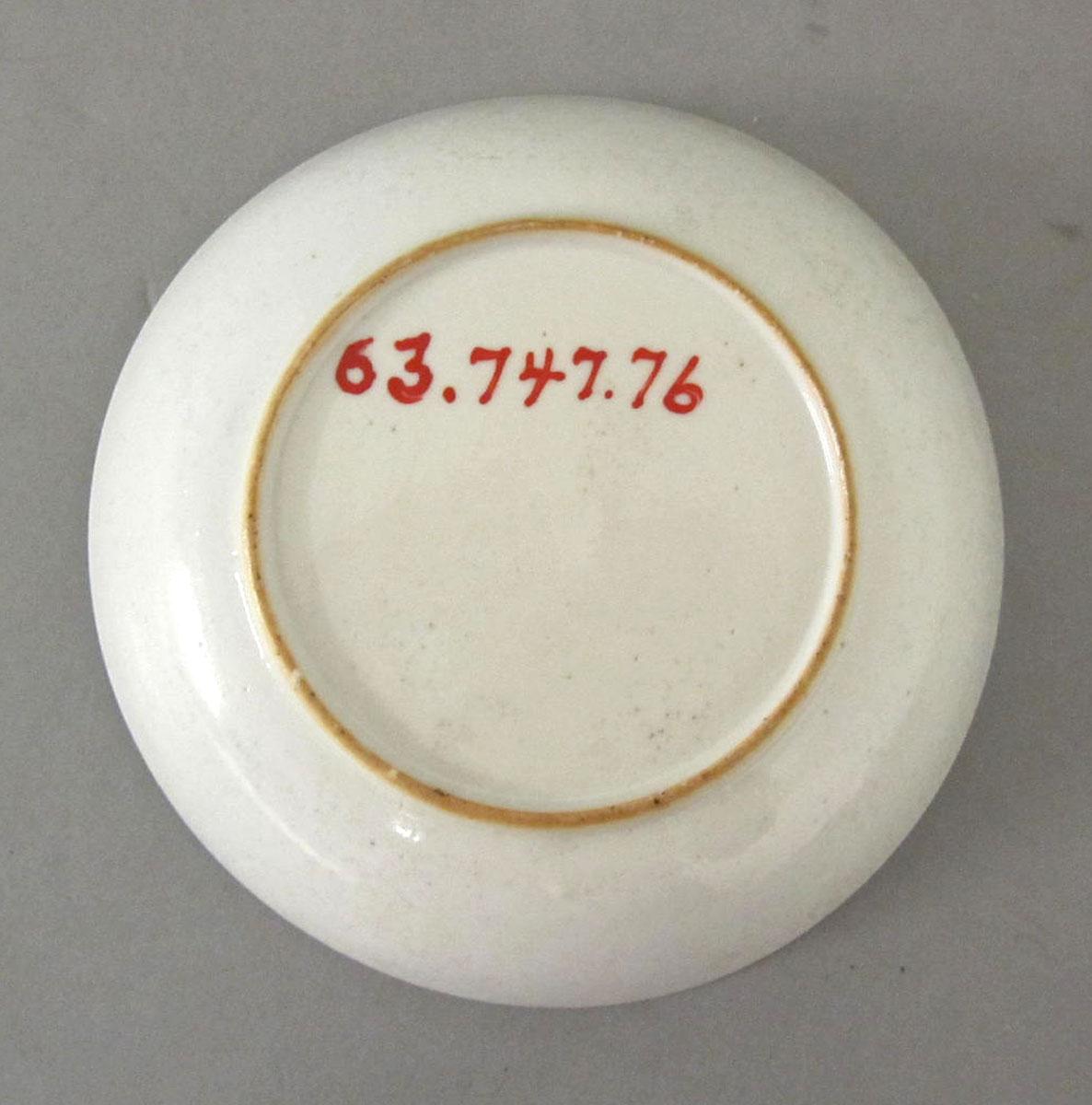 1963.0747.076 Porcelain saucer underside