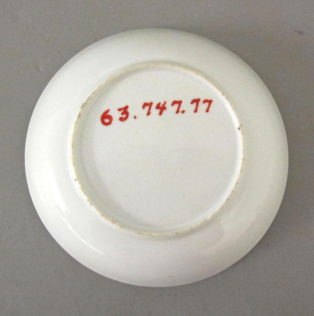 1963.0747.077 Porcelain saucer underside