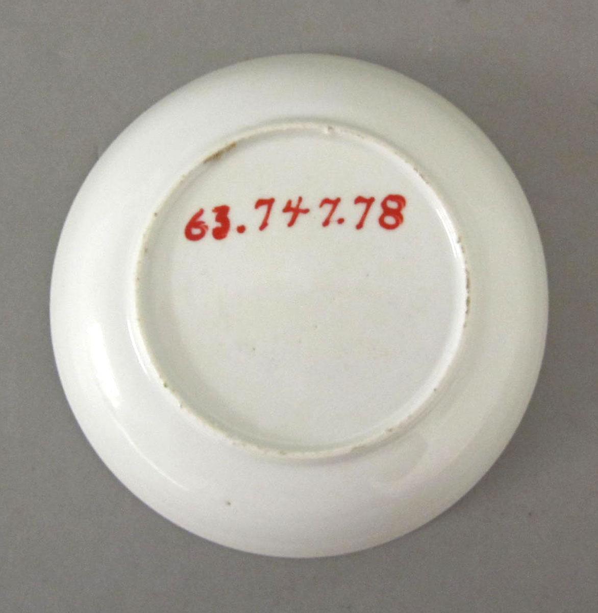1963.0747.078 Porcelain saucer underside