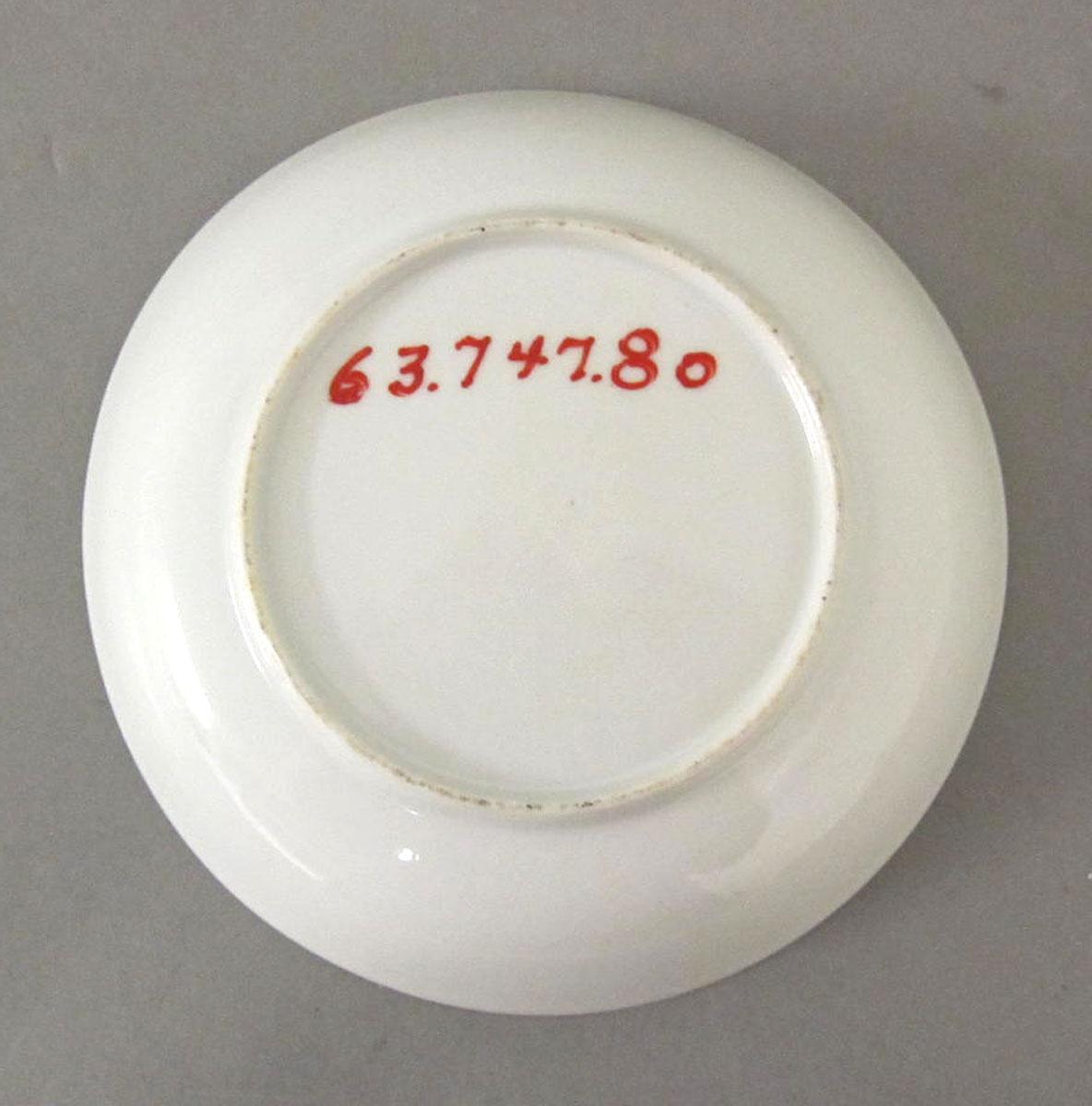1963.0747.080 Porcelain saucer underside