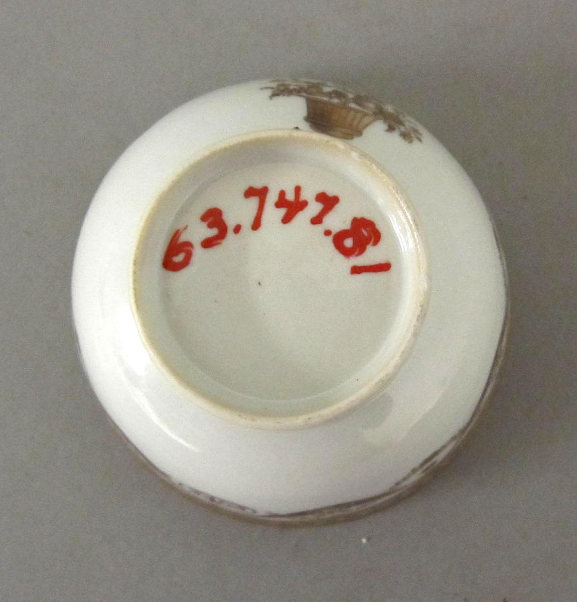 1963.0747.081 Porcelain teabowl underside