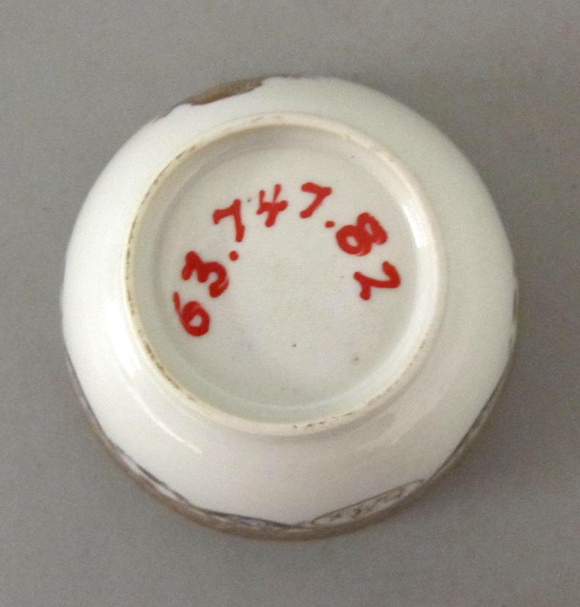 1963.0747.082 Porcelain cup underside