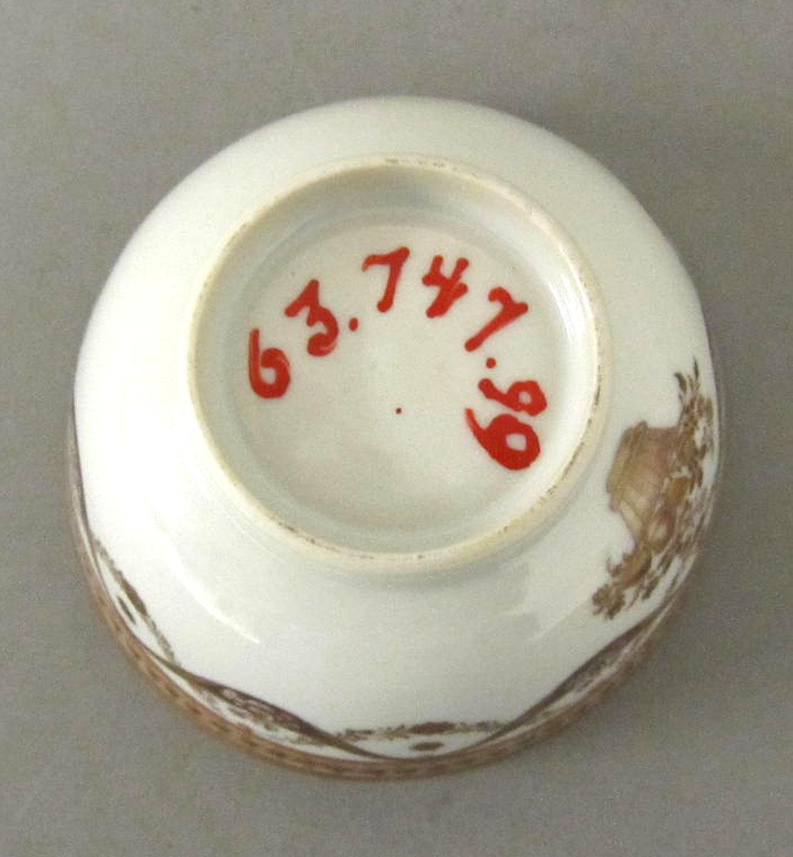 1963.0747.099 Porcelain teabowl underside