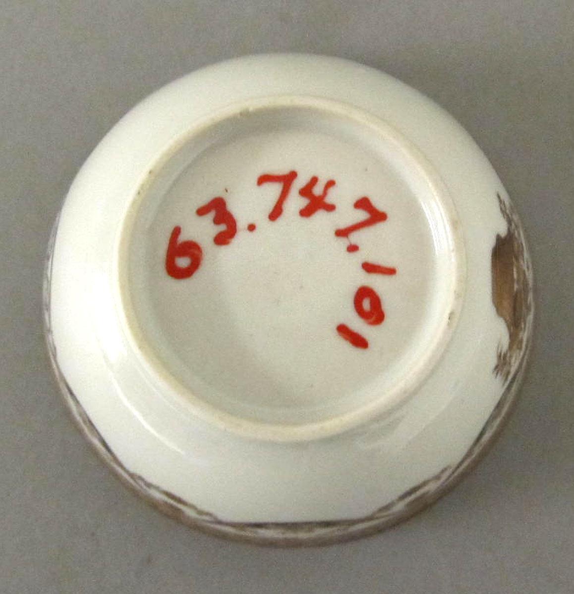 1963.0747.101 Porcelain teabowl underside