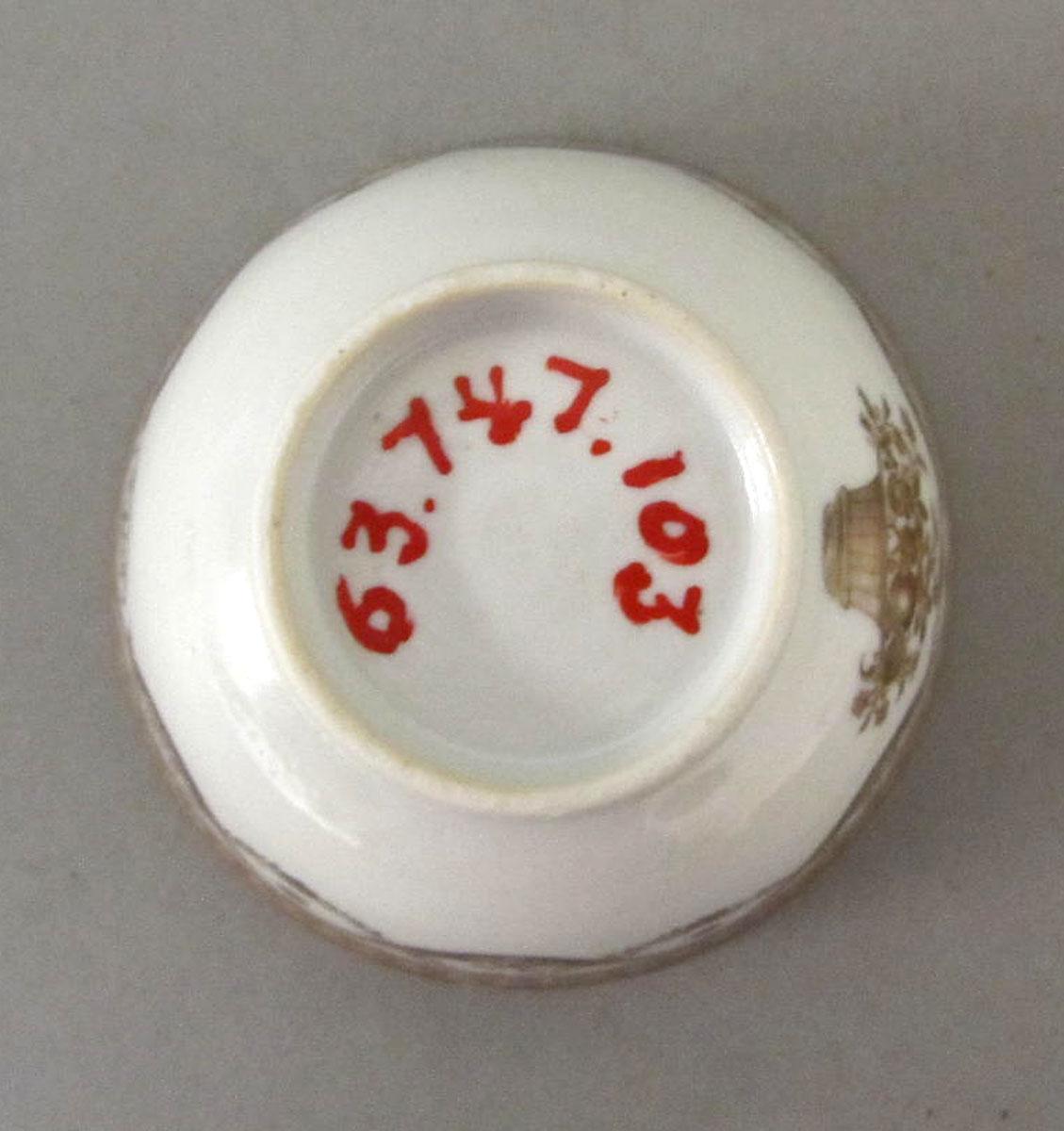 1963.0747.103 Porcelain teabowl underside