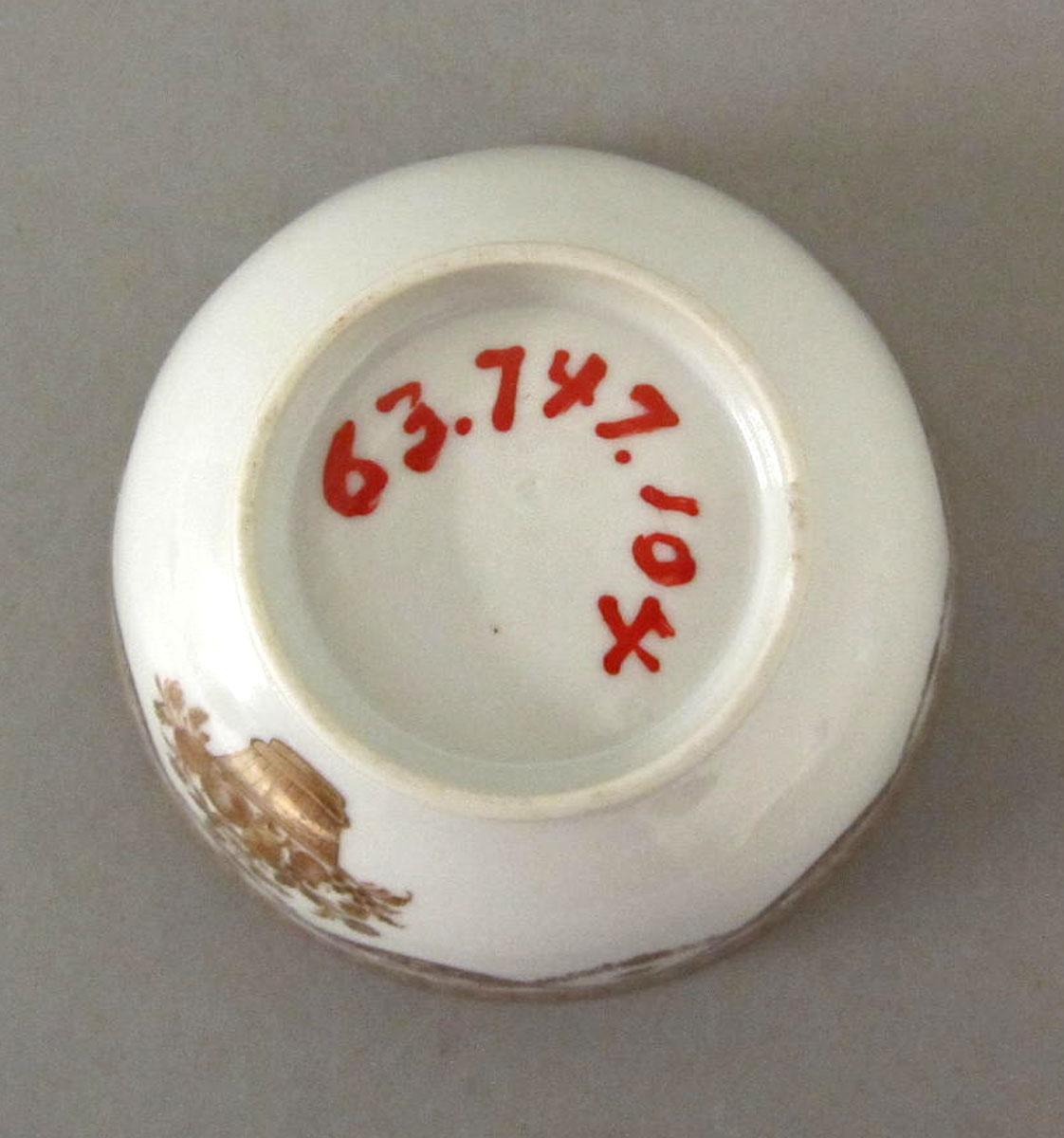 1963.0747.104 Porcelain teabowl underside