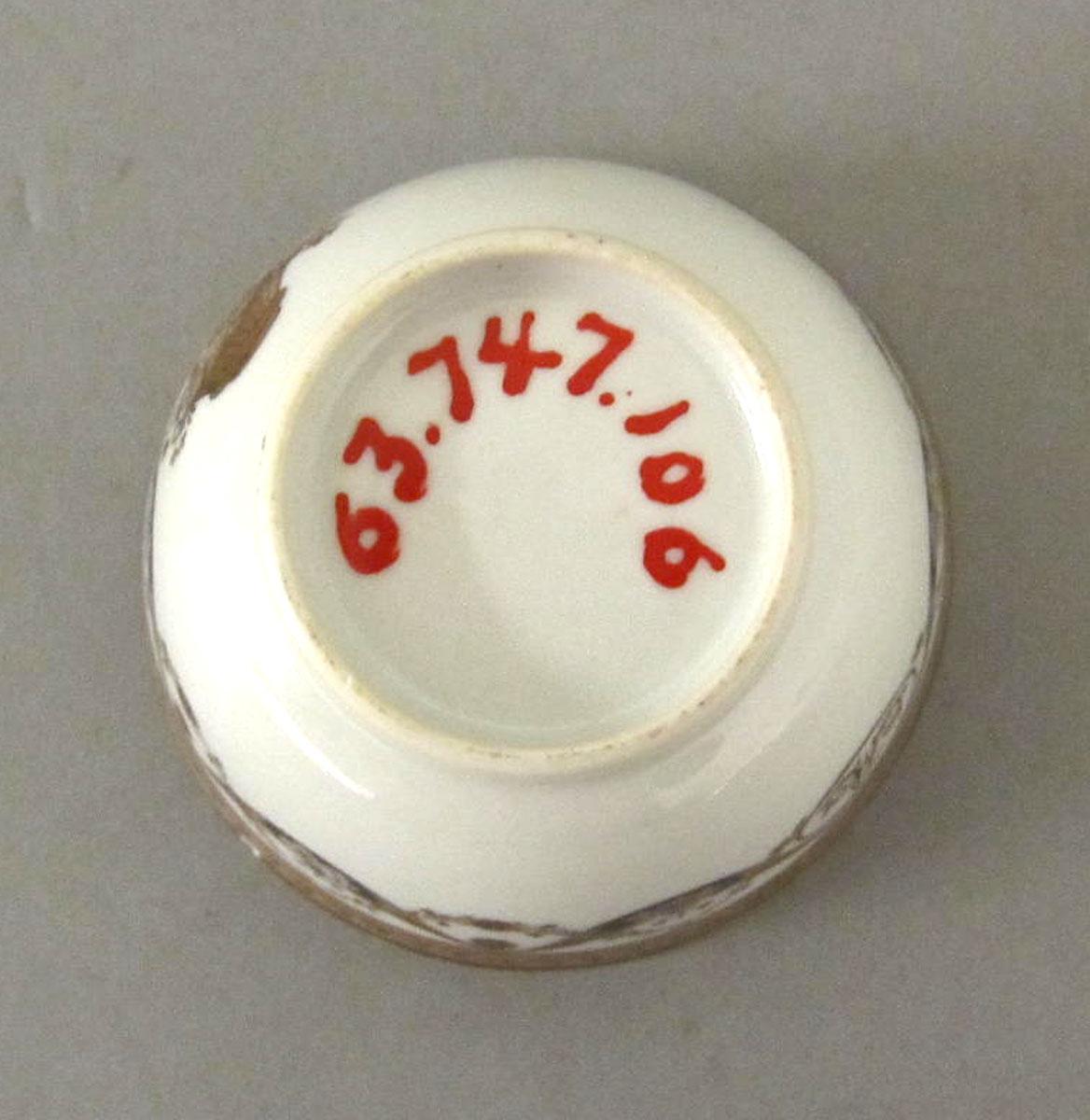 1963.0747.106 Porcelain teabowl underside