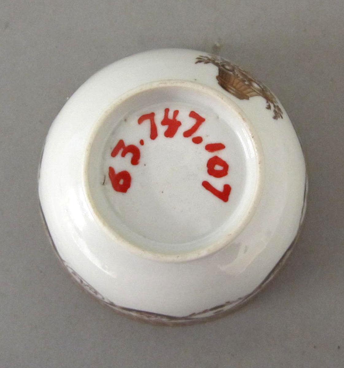 1963.0747.107 Porcelain cup underside