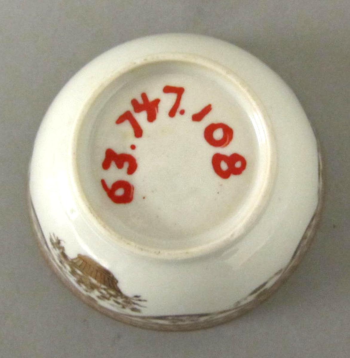 1963.0747.108 Porcelain teabowl underside