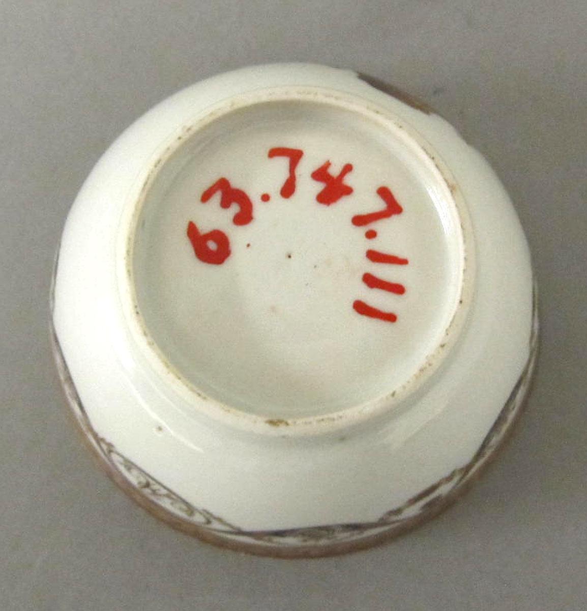 1963.0747.111 Porcelain teabowl underside