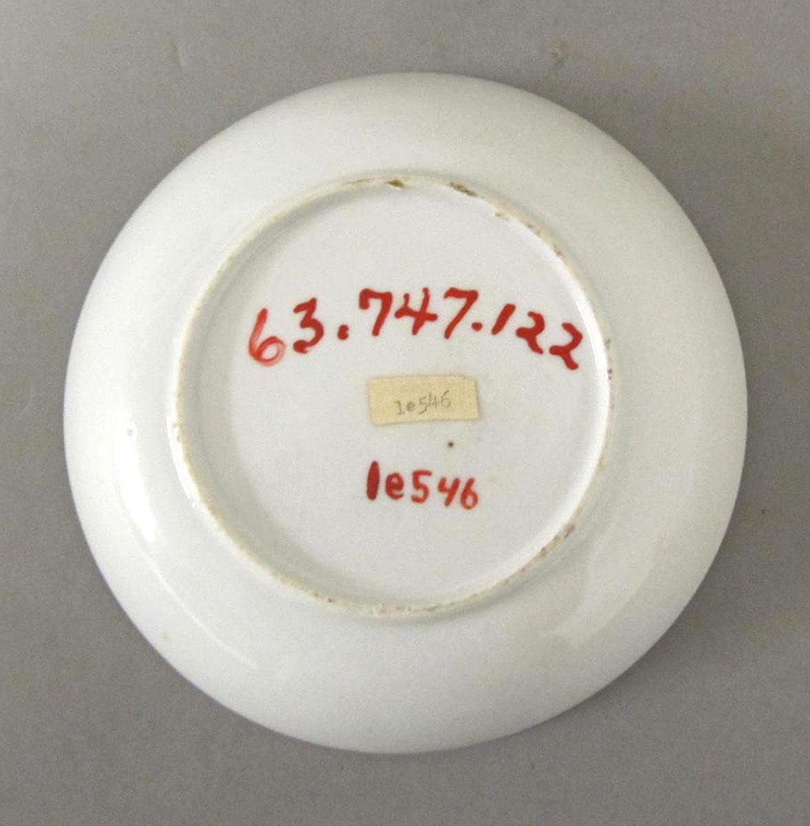 1963.0747.122 Porcelain saucer underside