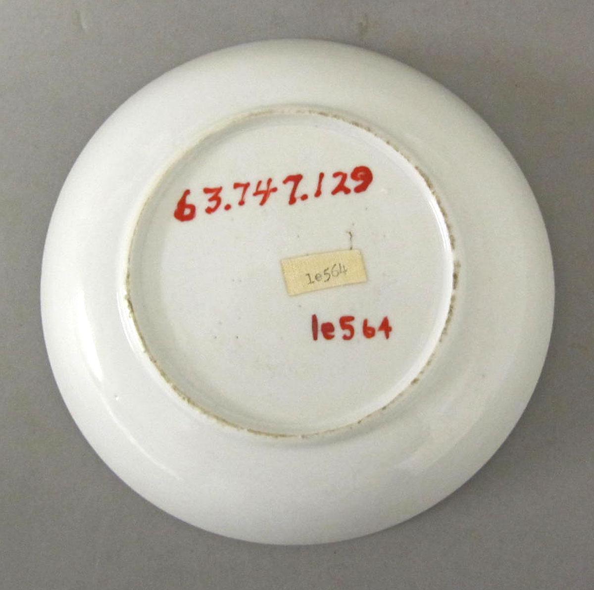 1963.0747.129 Porcelain saucer underside