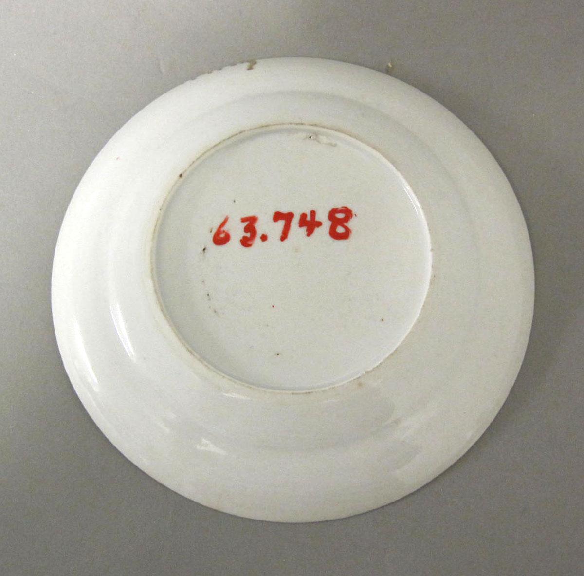 1963.0748 Porcelain plate underside