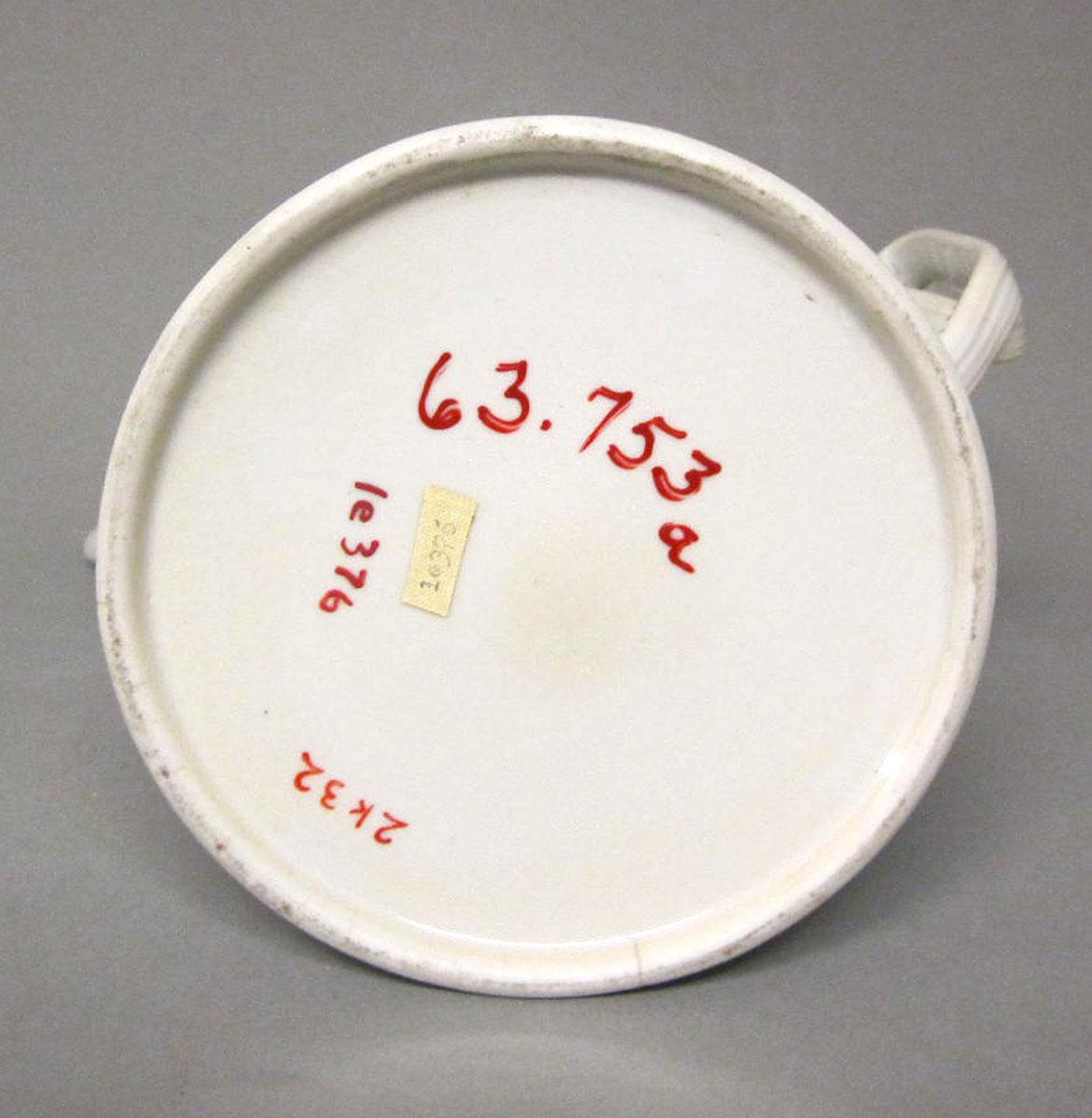 1963.0753 A Porcelain coffee pot underside