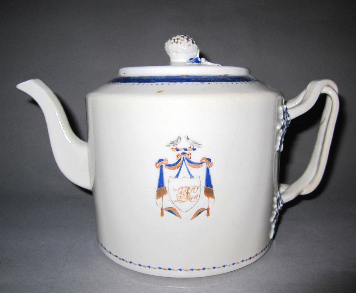 1963.0754.001 A,B Porcelain teapot face one