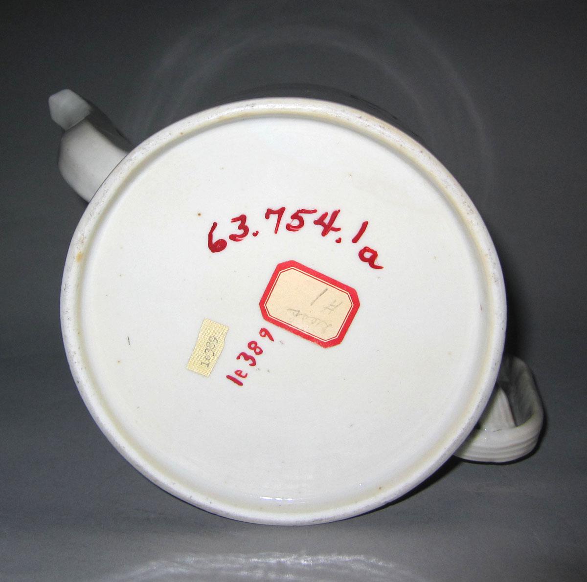 1963.0754.001 A Porcelain teapot underside
